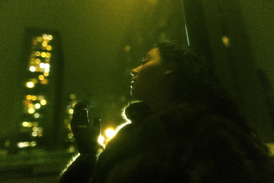 Portrait d'Anna Lê Quang, regard détourné.
