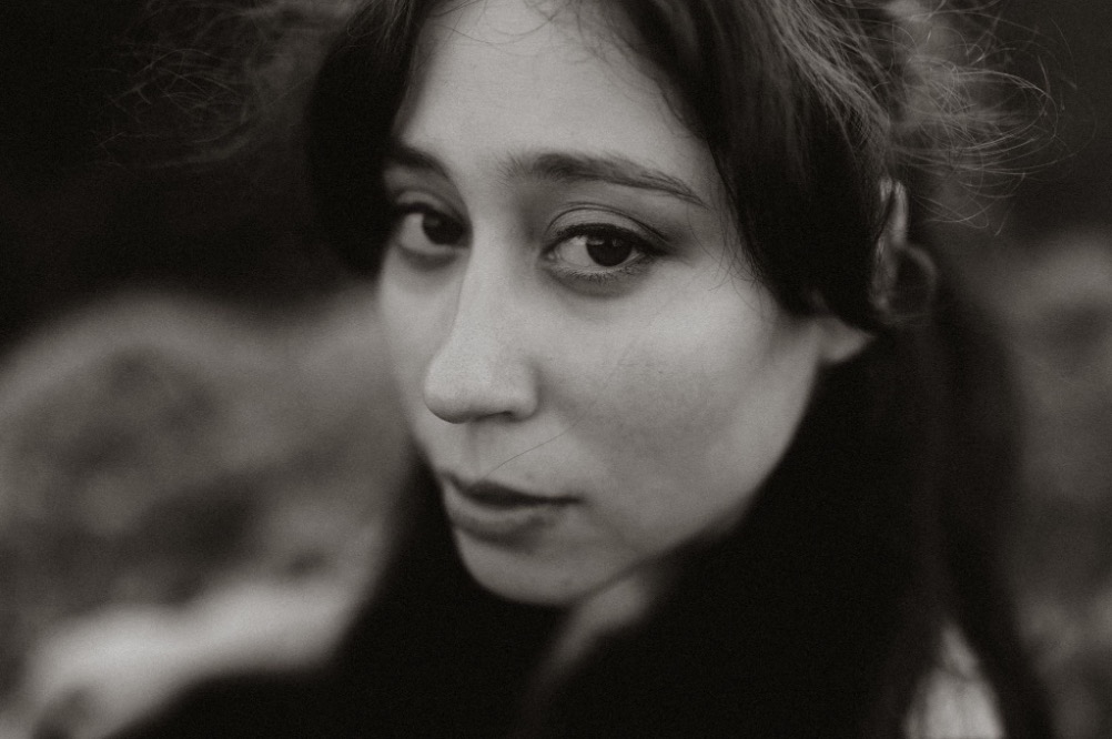 Gros plan sur le visage d'Anna Lê Quang, en noir et blanc.